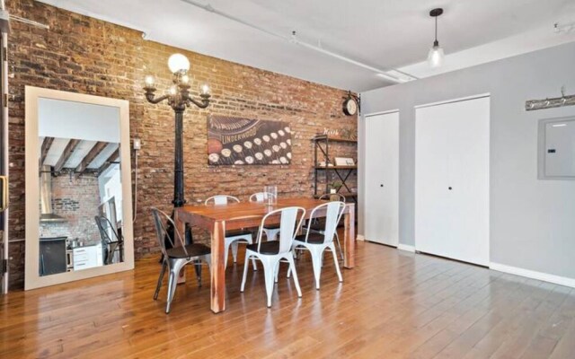 Old Montreal Street View 2BR Loft Hotel