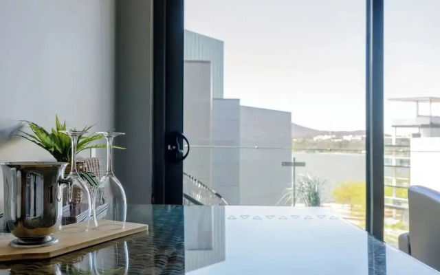 Modern studio with free wifi & parking