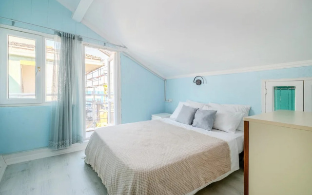 Villa With Terrace Right by the Sea in Urla