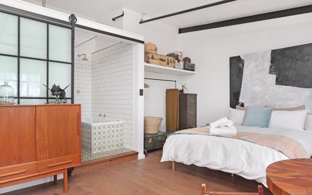 Wolroy House 506 by AirAgents