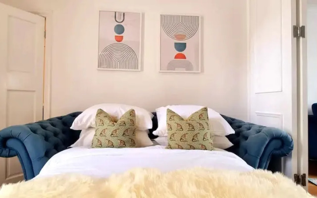 Stylish 3 Bedroom Townhouse in Brockley With Large Garden
