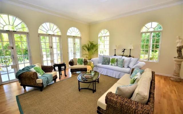 Summerhill, 8BR by Jamaican Treasures