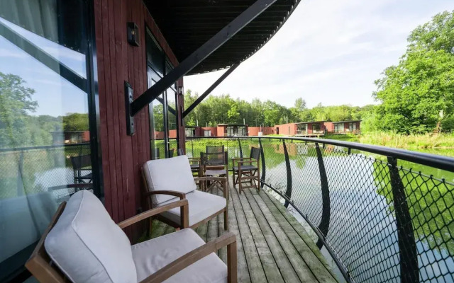 Bungalow With Pool Access