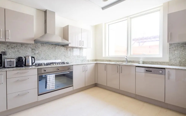 Impressive 2BR Loft W/ Study In Downtown Dubai