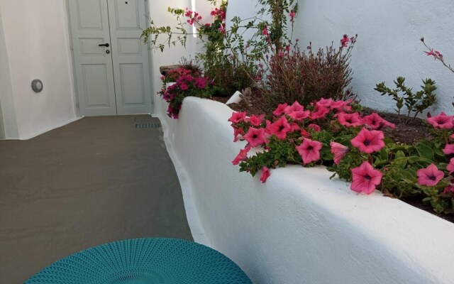 Sisyphus House in Santorini