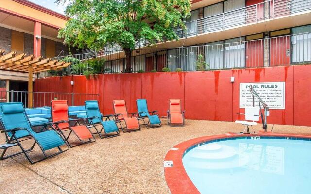 Clarion Inn & Suites University Center