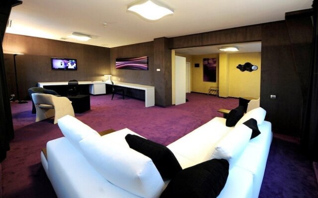 Plaza V Business and SPA