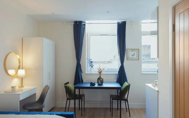 Crendon House Cosy Studio - Sleeps 2 & Kitchen
