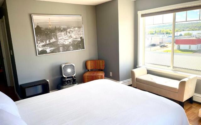 Top Floor Riverfront Condo with Stellar Sunsets!