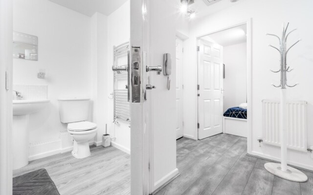 Stunning 2-bed Apartment in Tipton Sleeps 3