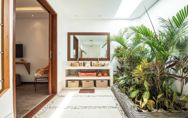 Dreamy 5BR Haven, 200m to Berawa's Blissful Beach