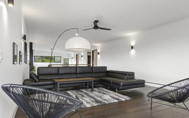 Horizons at Currarong - architecturally designed beach house