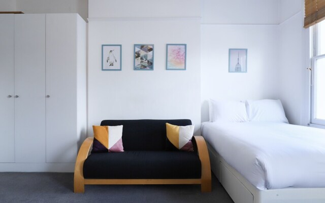 Cosy Studio In West London Fits 2