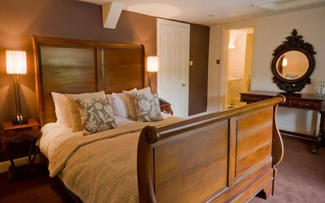 New Inn Hotel at Coln