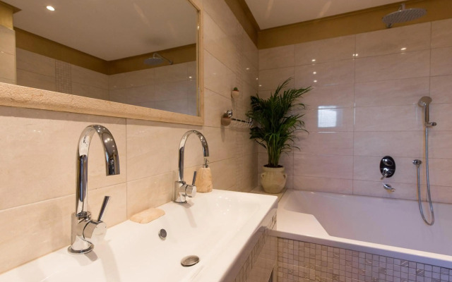 Deluxe Sea View Apartment Mate Balote