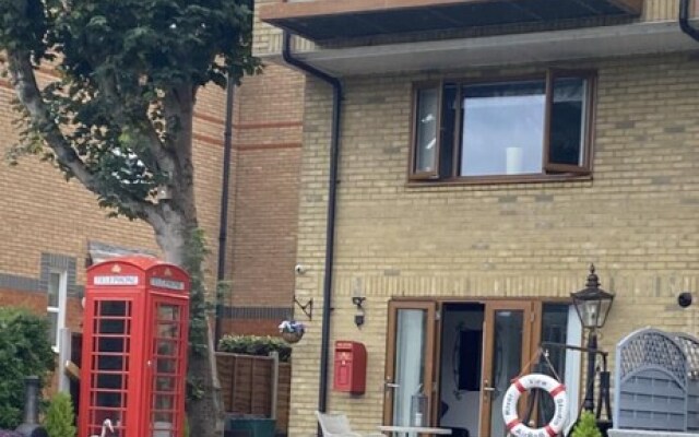 Hertford - Sleeps 2 - 92 Walking Score - Garden