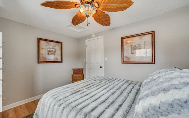 Cozy Nampa Escape w/ Fireplace + Smart TV!