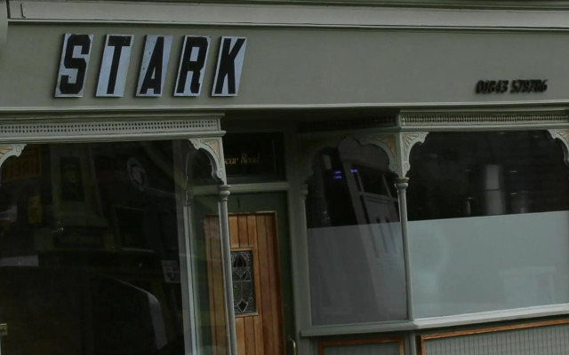 Sea Glimpses with free parking and garden