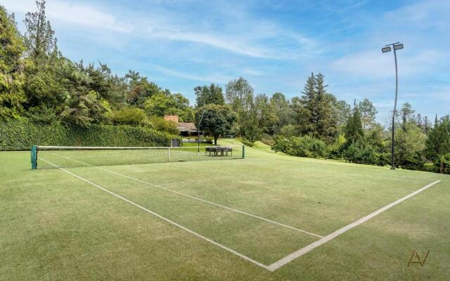 Lavish Villa with Pool I Jacuzzi, Gym & Tennis Court