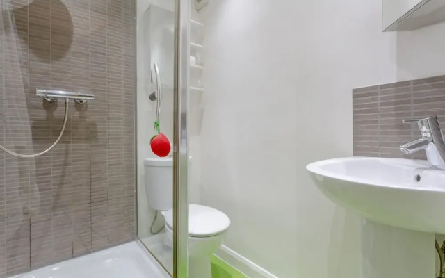 Beautiful 4 Bedroom London Riverside House