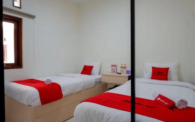 RedDoorz near Alun Alun Kudus 2