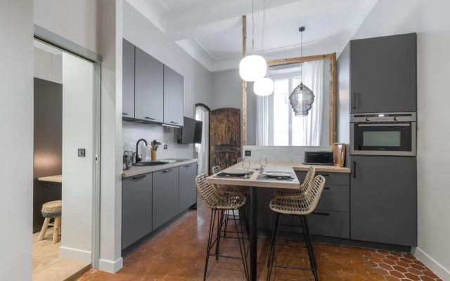 Charming 2 Bdr Old Town