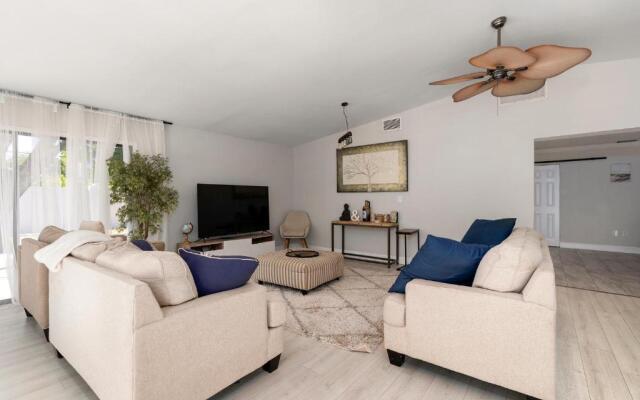 Beautiful home- Private getaway-Heated Pool/Hottub