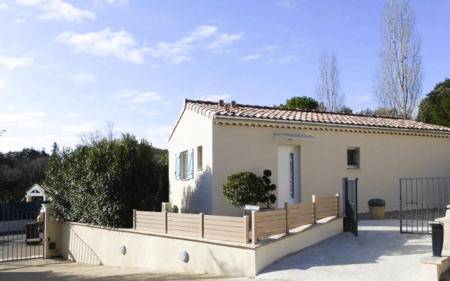 Nice Holiday Home With Private Terrace, Arpaillargues-et-aureillac