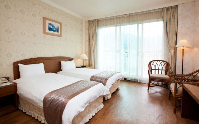 Lakeside Resort Hotel