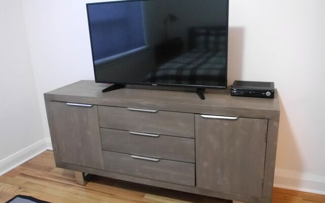 Amazing 1 Bedroom Apartment near Mall