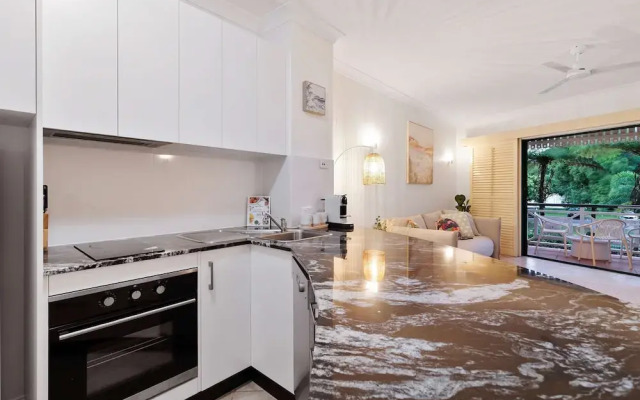 Cozy Waterfront - Free Parking Pool