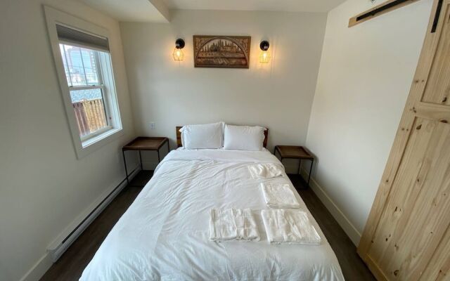 Lovely 1 Bedroom Condo With Free Parking And Balcony