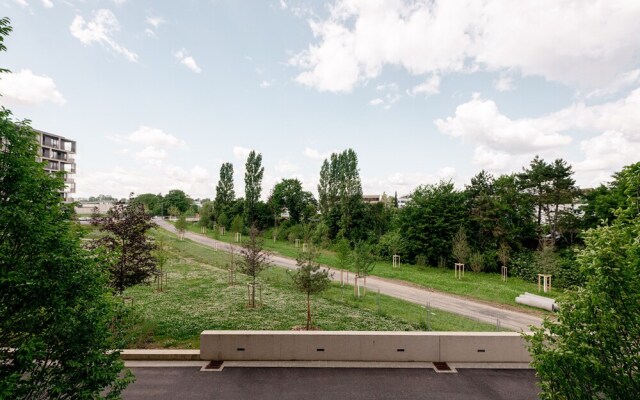 Stylish 1BR Apt w Balc Cloche dOr