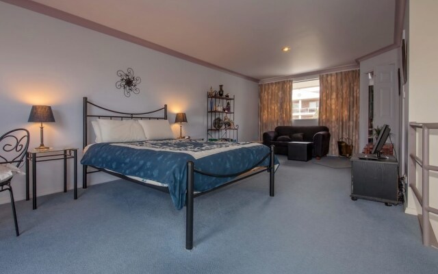 Kristie Court, 2/7 Weatherly Close