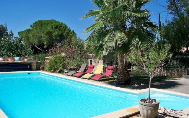 Sous les Pins de Nages