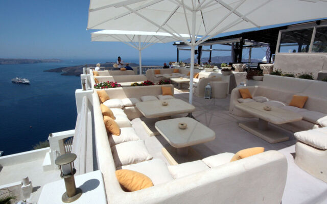 Lava Suites and Lounge