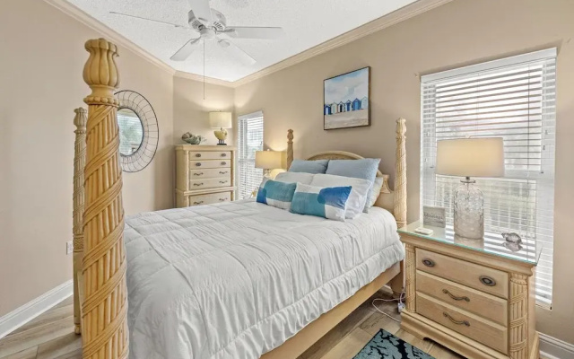 Elegant 4BD 4Ba With Stunning Ocean Views and Direct Beach & Pool Access