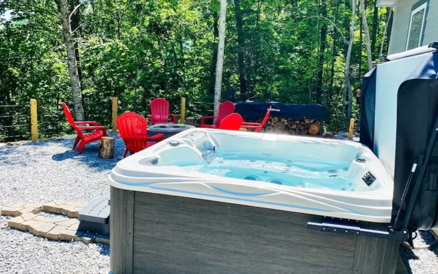 Bear's Mountaintop Views 3 Bedroom Chalet by RedAwning