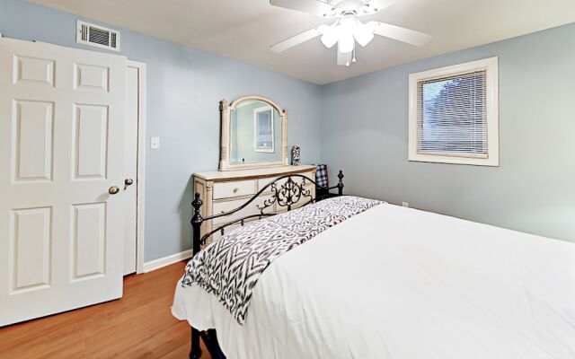 Charming Unit D - 2 Br Duplex