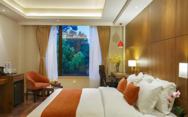 Hotel Thrive, A Tropical Courtyard