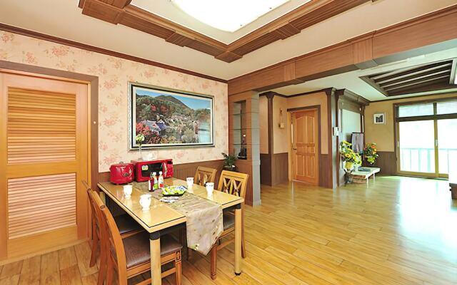 Yeongju Pusoksa Maple Road Pension