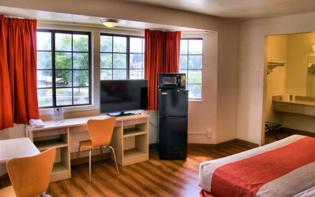 Motel 6 Enfield, CT - Hartford