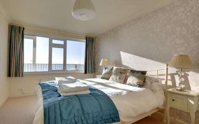 Beautiful Apartment With sea View and Balcony, Near Shops and Pubs