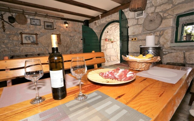 Holiday house in stone with heated pool