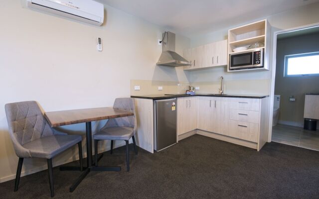 Ellerslie Palms Motel