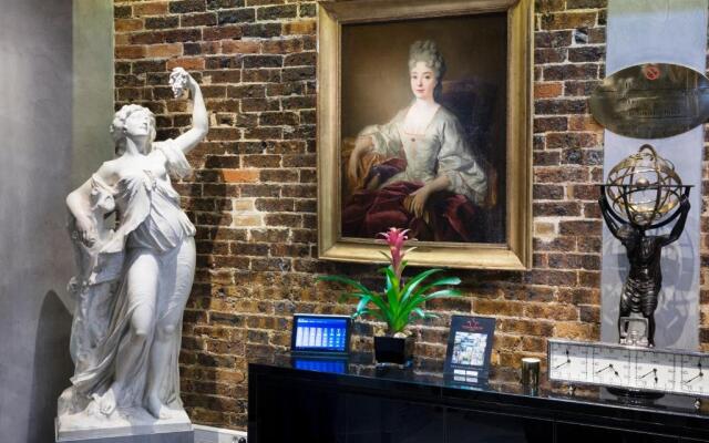 Hotel Plaza Elysées