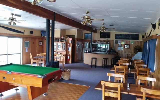 Mahoe Motel Bar n Grill