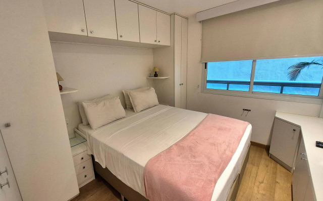 Apartamento com serviços a 300 metros do mar