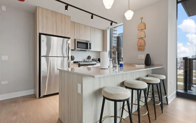 West Loop High-end 2BR Walkable City Views