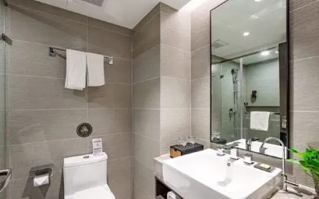 Homeinn Plus Hotel (Shenyang Railway Station East Square Subway Station)